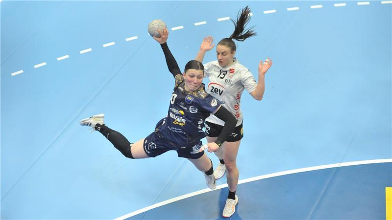 BSV-Spielmacherin Anika Hampel auf dem Weg zum Zwickauer Tor.