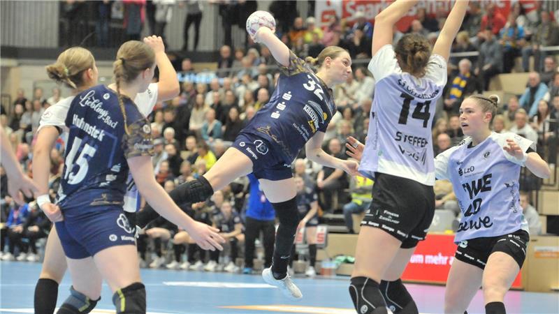 BSV-Spielmacherin Isa Ternede trifft aus dem Rückraum.