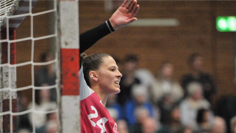 BSV: Niederlage zum Auftakt und Hammerlos im DHB-Pokal BSV-Torhüterin Sophie Fasold zeigte in der ersten Hälfte starke Paraden.