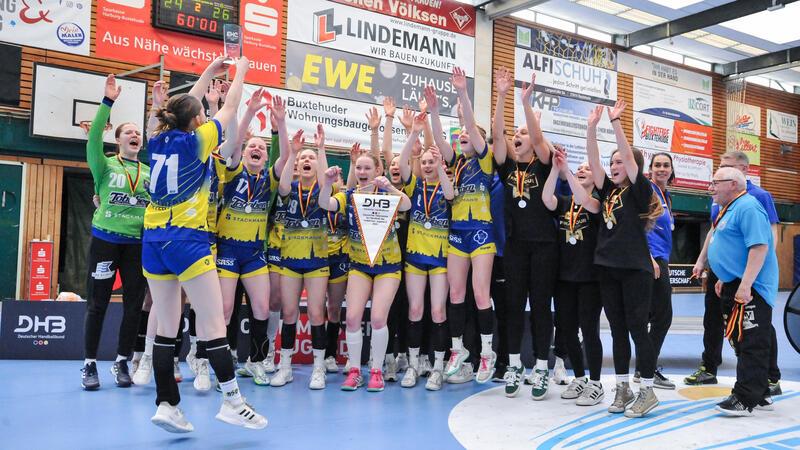 BSV-Torjägerin Lilli Frey reckt den Pokal für Platz zwei in die Höhe.