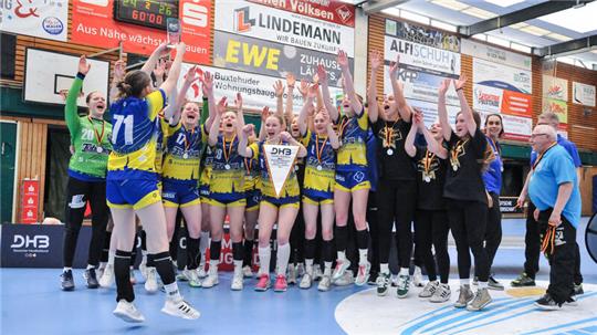 BSV-Torjägerin Lilli Frey reckt den Pokal für Platz zwei in die Höhe.