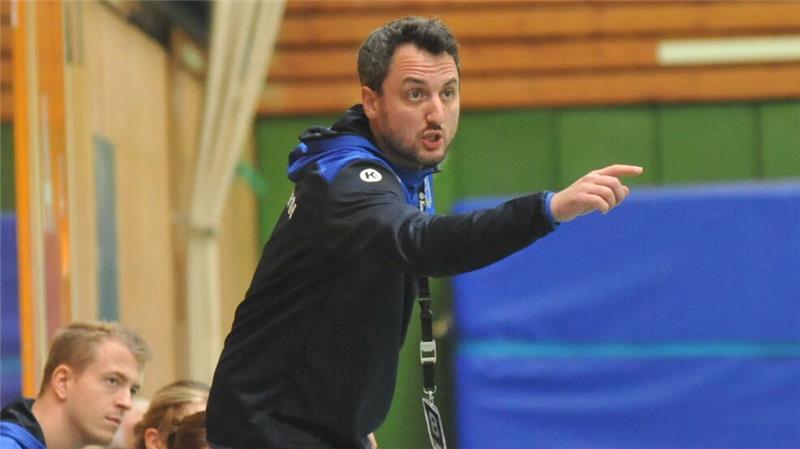 BSV-Trainer Adrian Fuladdjusch sieht die Zukunft des Handballs im Durchbruch und lässt nur aus der Nahwurfzone werfen.