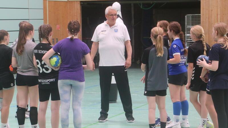 Star Day: Trainieren wie die Handballerinnen vom Buxtehuder SV BSV-Trainer Dirk Leun gibt den Kindern beim Star Day Tipps.
