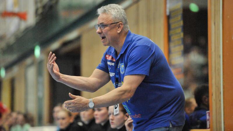 BSV-Trainer Dirk Leun gibt Anweisungen vom Spielfeldrand.