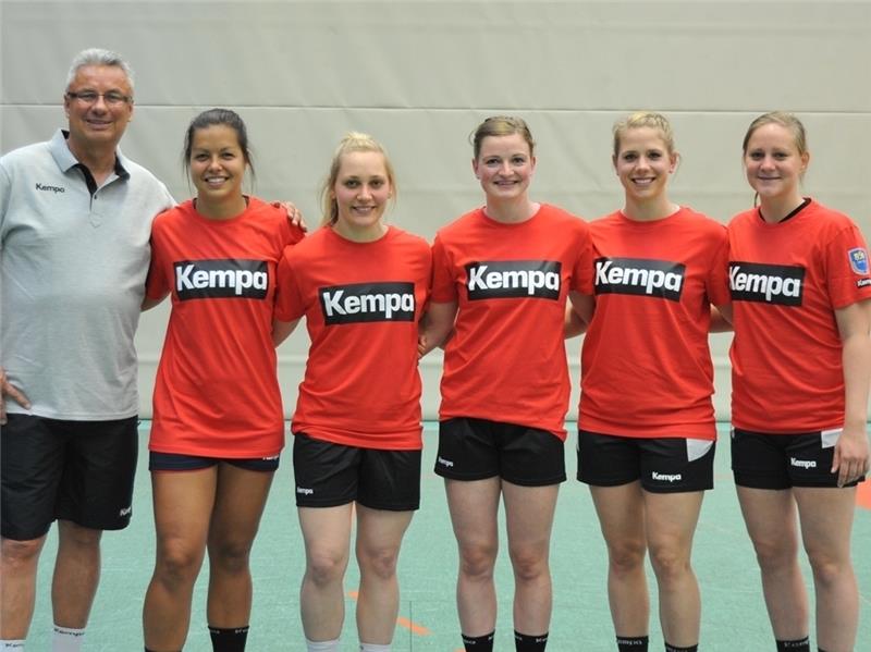 BSV-Trainer Dirk Leun mit den Neuzugängen (von links): Annika Meyer, Maike Schirmer, Yara Nijboer, Isabell Kaiser und Lisa Prior. Lynn Knippenborg fehlte beim Trainingsauftakt im Juli. Foto Scholz/Jürgens (6)