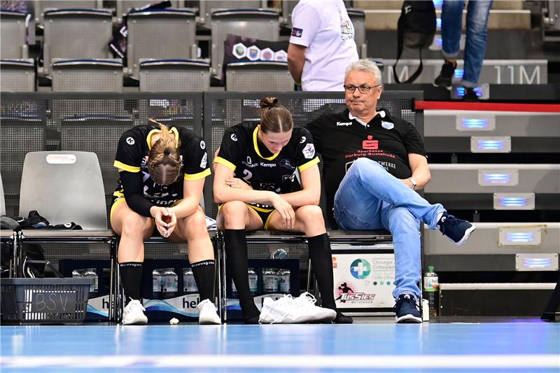 BSV-Trainer Dirk Leun neben seinen enttäuschten Spielerinnen Liv Süchting (Mitte) und Charlotte Kähr. Foto: Felix Schlikis