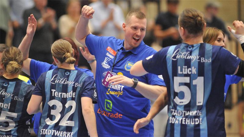 BSV-Trainer Jonas Schlender feiert den Heimsieg gegen Halle.