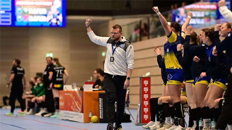 BSV-Trainer Marc Hünerbein und die weibliche A-Jugend jubeln auch in der neuen Saison wieder auf Bundesebene.
