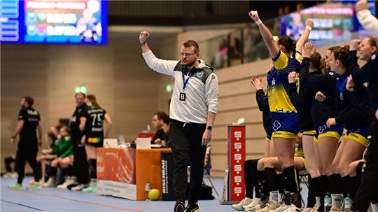 BSV-Trainer Marc Hünerbein und die weibliche A-Jugend jubeln auch in der neuen Saison wieder auf Bundesebene.