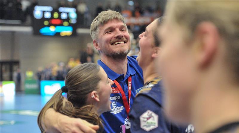 Erster BSV-Sieg: „Ich muss aufpassen, dass ich nicht weine“ BSV-Trainer Nicolaj Andersson feiert den Heimsieg mit seiner Mannschaft.