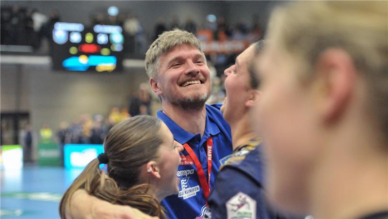 BSV-Trainer Nicolaj Andersson fordert, dass seine Mannschaft gegen die robusten Metzingerinnen den Ball laufen lässt.
