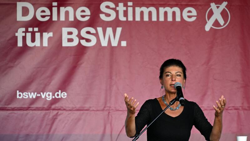 Wagenknecht mit Farbe bespritzt BSW-Gründerin Sahra Wagenknecht wurde bei einem Wahlkampfauftritt mit einer roten Flüssigkeit getroffen.