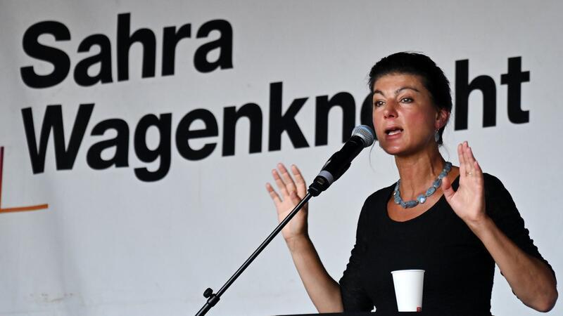 Wagenknecht mit Farbe bespritzt BSW-Gründerin Sahra Wagenknecht wurde bei einem Wahlkampfauftritt mit einer roten Flüssigkeit getroffen.