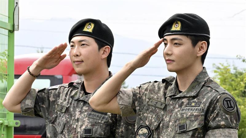 BTS-Mitglieder RM (l) und V wurden gemeinsam aus dem südkoreanischen Militärdienst entlassen.  (Archivfoto)