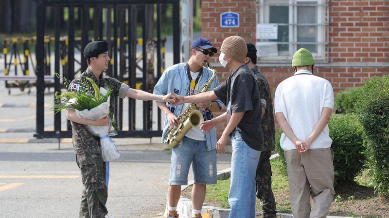 Erstes BTS-Mitglied beendet seinen Militärdienst BTS-Sänger Jin nach seiner Entlassung aus de, Militärdienst zusammen mit seinen Bandmitgliedern.