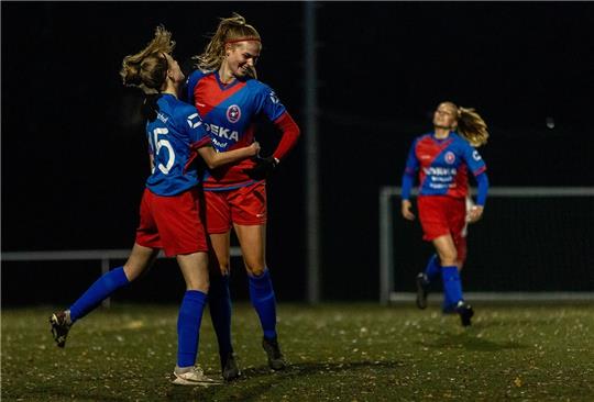 BU: Maybritt Rinka (links) und Neele Rieper entschieden das Derby. Foto: Wertgen
