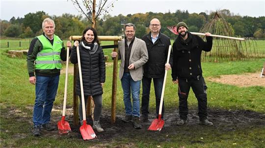 BUND und Hansestadt Stade pflanzen gemeinsam zwei Moor-Birken: Heiner Baumgarten (von links), Christina Beer, Landrat Kai Seefried, Sönke Hartlef und Martin Friese.