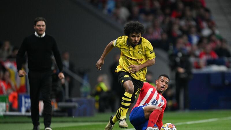 1:2 in Madrid - Haller rettet BVB-Hoffnungen aufs Halbfinale BVB-Angreifer Karim Adeyemi (l) entwischt Samuel Lino.