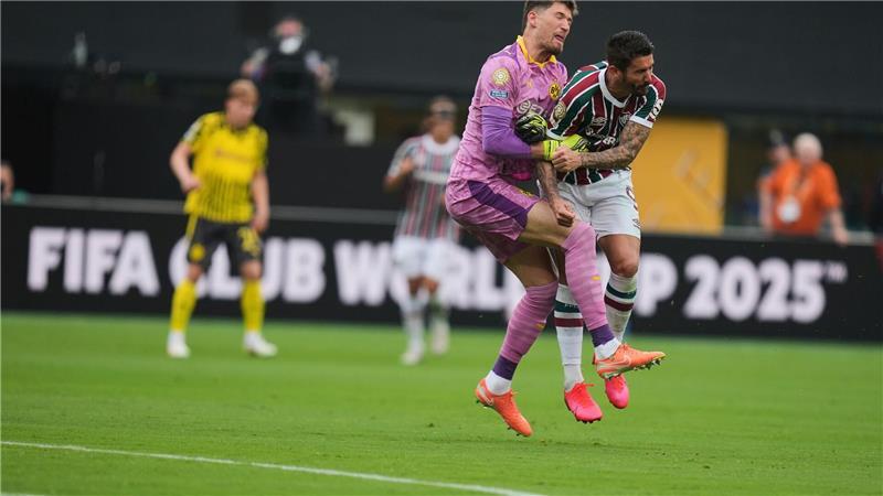 Schwacher Start: BVB mit 0:0 gegen Fluminense gut bedient BVB-Keeper Gregor Kobel im Zusammenstoß mit Fluminenses Everaldo.
