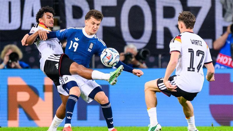 BVB-Neuzugang Konstantinos Karetsas (m.) bestritt in den vergangenen drei Wochen vier Länderspiele für Griechenland. (Archivbild) 