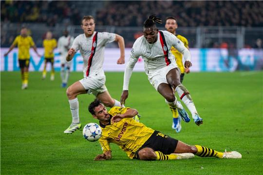 BVB-Profi Mats Hummels (l.) und Milans Rafael Leão teilten sich in Dortmund die Punkte..