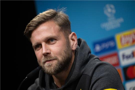 BVB-Stürmer Niclas Füllkrug stellt sich vor das Team. Foto: dpa
