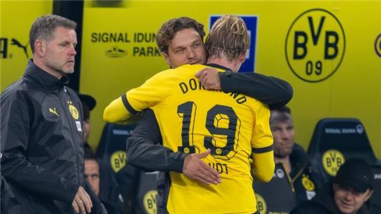 BVB-Trainer Edin Terzic umarmt Matchwinner Julian Brandt.
