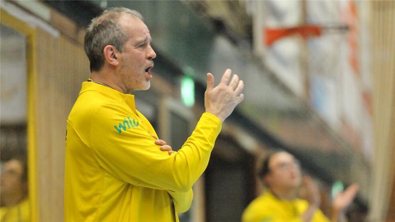 Wenn Dirk Leun poltert und alle mithören können BVB-Trainer Henk Groener wählte deutliche Worte beim Spiel in Buxtehude.