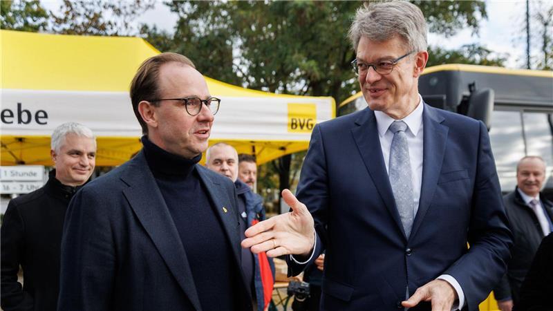 BVG-Chef Falk(l) und Bundesverkehrsminister Schnieder stellen fahrerlose Shuttles vor, die im öffentlichen Nahverkehr unterwegs sein sollen. (Archivbild)