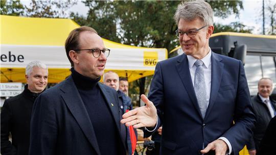 BVG-Chef Falk(l) und Bundesverkehrsminister Schnieder stellen fahrerlose Shuttles vor, die im öffentlichen Nahverkehr unterwegs sein sollen. (Archivbild)