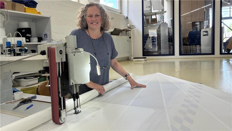 Babette Holthusen arbeitet als Näherin in der Segelwerkstatt. Früher saß sie im Modehaus Brokelmann an der Nähmaschine.