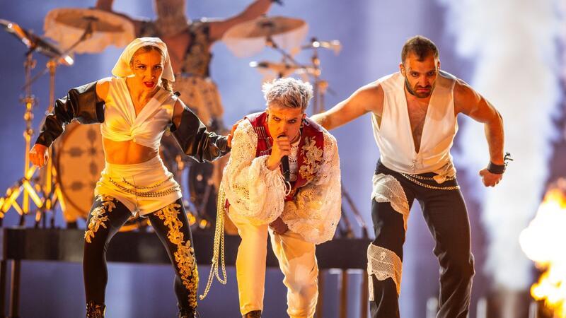 Thorsten Schorn feiert Premiere als ESC-Kommentator Baby Lasagna aus Kroatien im ersten Halbfinale des ESC.