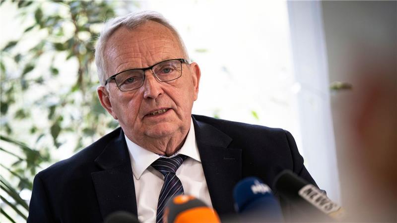 Backhaus hat grünes Licht für den Rettungsversuch einer privaten Initiative für den bei Wismar gestrandeten Buckelwal gegeben.