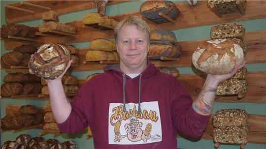 Backsau-Inhaber Sascha Schäfer hat 200 Brotsorten auf den Markt gebracht. Auf dem Foto zeigt der Bäckermeister ein Pflaumen-Nuss-Brot (links) und sein Hausbrot.