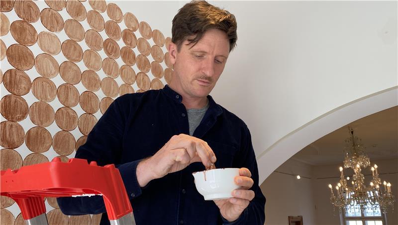 Maximal Minimal: Wie ein kleiner Backstein große Wirkung entfaltet Backstein-Fund wird zur Farbe: Linus Rauch gestaltet eine Raumnische mit besonderer Wandmalerei.