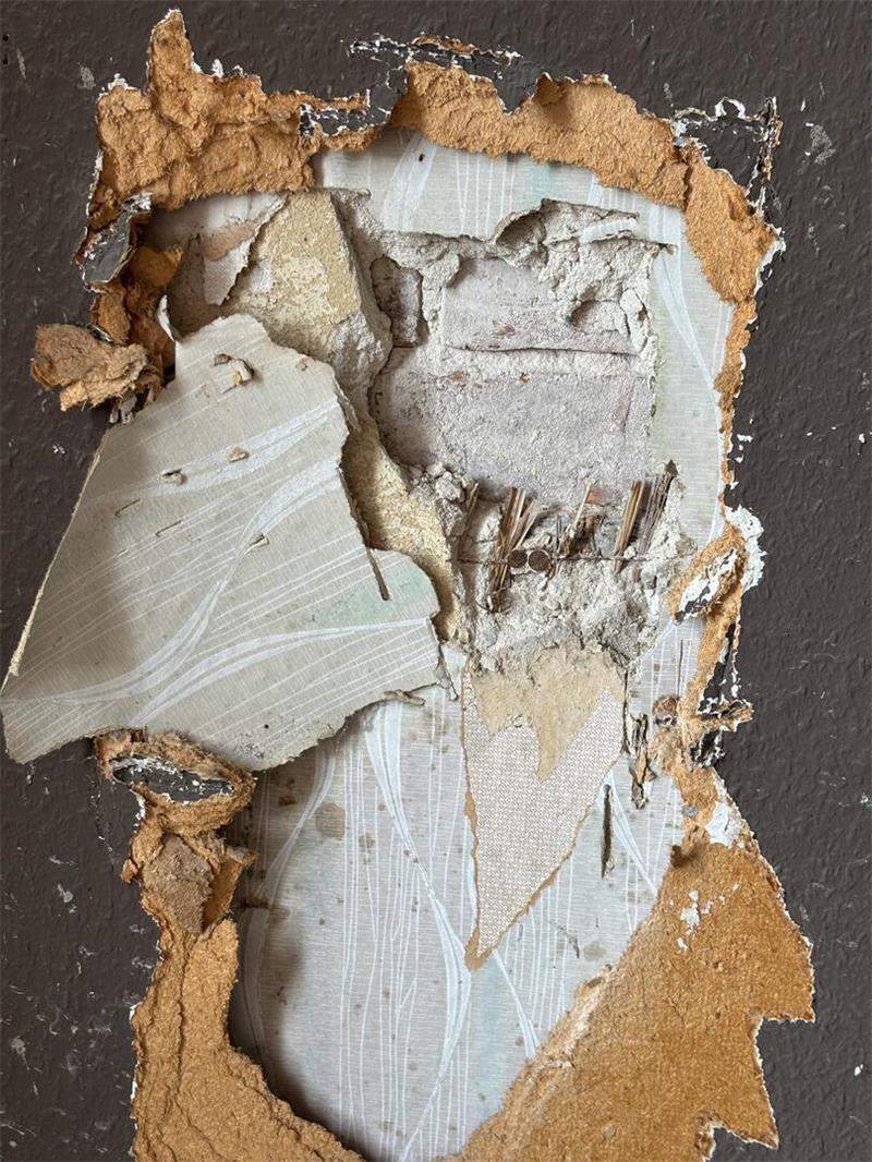 Dieses alte Haus am Stader Fischmarkt hat einen Brand-Schutzengel Backstein, Putz, Tapeten, Spanplatte und Farbe - verschiedene Bewohner haben ihre Spuren hinterlassen.