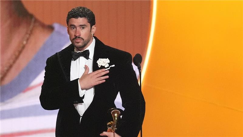 Bad Bunny nimmt den Preis für das Album des Jahres für „DeBÍ TiRAR MáS FOToS“ bei den Grammy Awards entgegen ‒ und zeigt dabei, wo seine Heimat Puerto Rico liegt. (Archivbild)