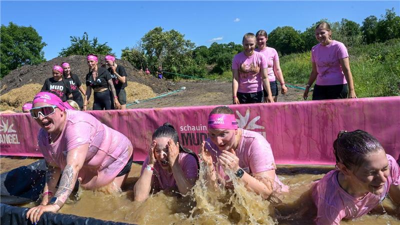Bad im Schlammbecken - Teilnehmerinnen beim Muddy Angel Run