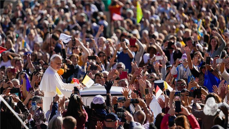 Bad in der Menge:  Papst Leo XIV. kommt auf den Petersplatz im Vatikan, um sich mit den Teilnehmern des Katechetenjubiläums zu treffen.