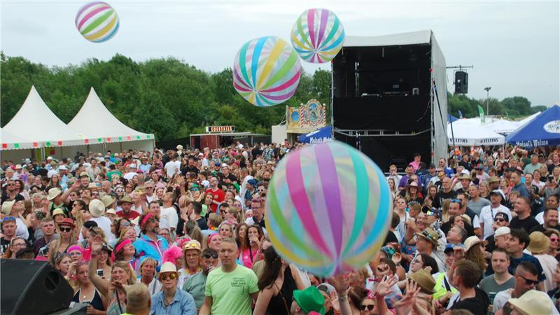 Das letzte Elbstrandfestival auf Krautsand: Mega-Party mit 3500 Fans Bad in der Menge: Wasserbälle, Konfetti-Regen und Pyrotechnik sorgten für den zusätzlichen Fun-Factor.