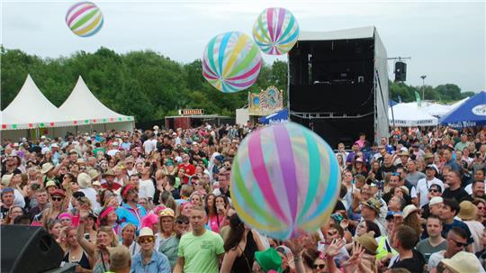 Bad in der Menge: Wasserbälle, Konfetti-Regen und Pyrotechnik sorgten für den zusätzlichen Fun-Factor.