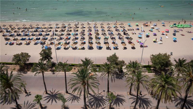 Bilder des Tages Badegäste am Strand von Arenal auf Mallorca an einem warmen Sommertag.