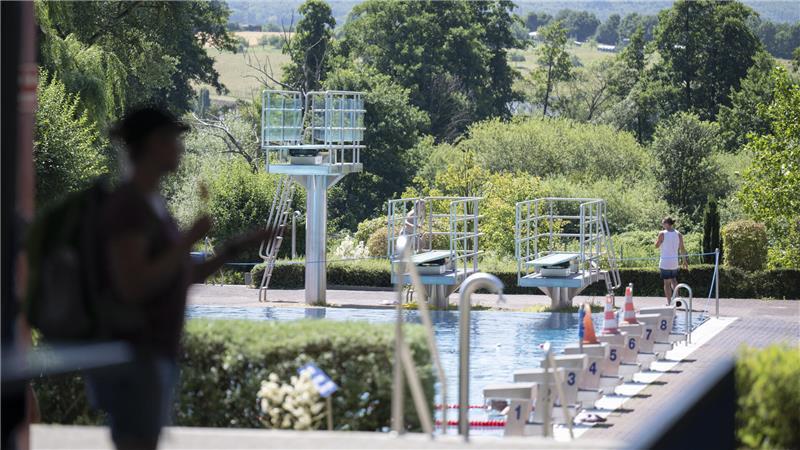 Ein Dorf packt mit an - Wie kleine Gemeinden ihre Schwimmbäder retten Badegäste besuchen ein Freibad. In einem hessischen Schwimmbad sollen Mädchen von mehreren Männern sexuell belästigt worden sein.