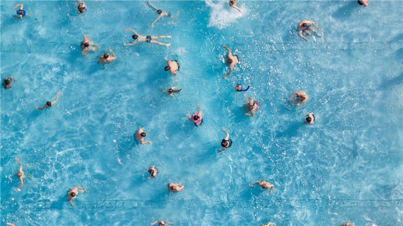 Badegäste genießen die Abkühlung in einem Freibad in Sachsen. 