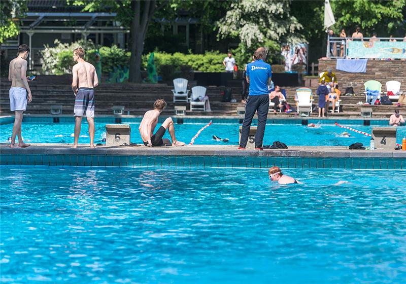 Badegäste genießen einen Frühsommertag im Kaifu-Bad. Das Hamburger Bäderland sucht dringend noch Rettungsschwimmer für diese Saison. Foto: Markus Scholz/dpa