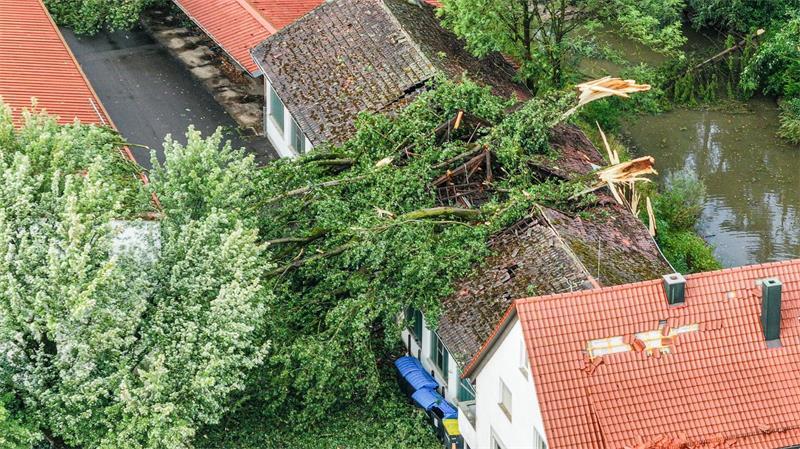 Baden-Württemberg: Sturmschäden nach schwerem Unwetter – Bäume auf Dach