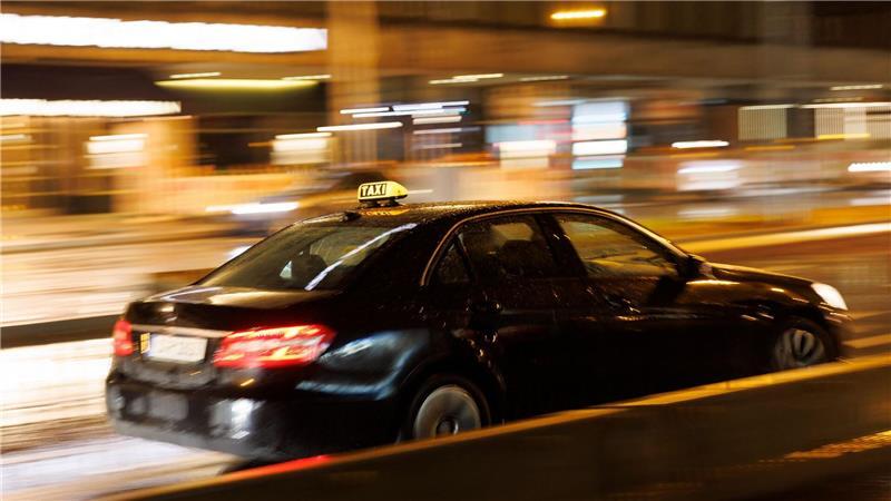 Der langsame Abschied vom Taxi-Beige Baden-Württemberg war Vorreiter in Sachen freie Taxi-Farbe: hier ein schwarzes Taxi in Stuttgart. (Archivbild)