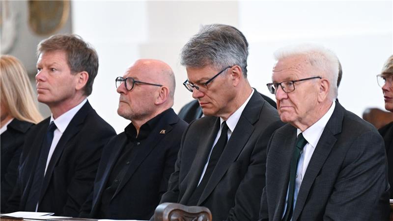 Drei Kerzen und Rosen für Tote - Gedenken nach Zugunglück Baden-Württembergs Ministerpräsident Winfried Kretschmann (Grüne) sagte: „Die Bilder des Unglücks haben uns alle fassungslos gemacht.“
