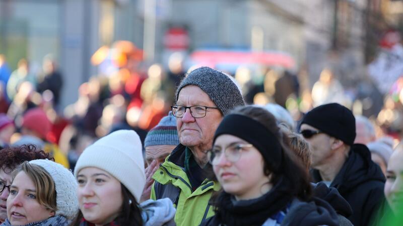 Hunderttausende bei Demos gegen rechts Baden-Württembergs Ministerpräsident Winfried Kretschmann war bei der Demonstration in Sigmaringen mit dabei.