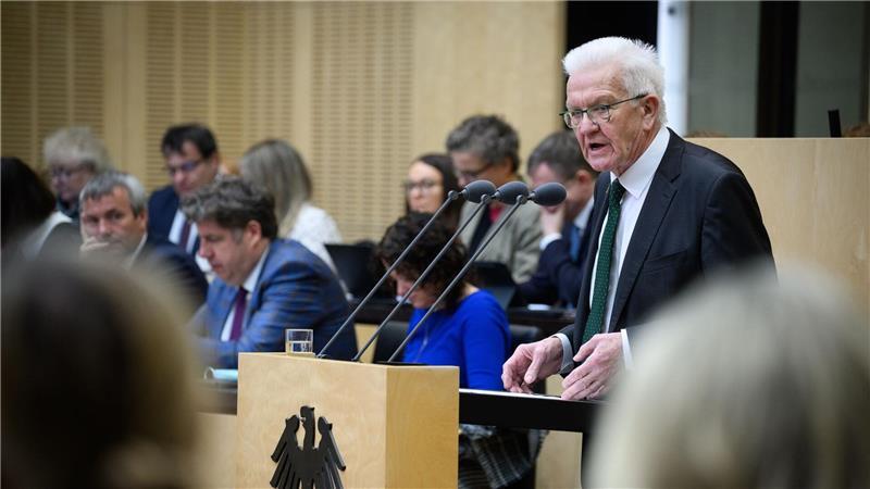 Grundgesetzänderung für Finanzpaket steht Baden-Württembergs Regierungschef Kretschmann rechtfertigt Lockerung der Schuldenbremse.